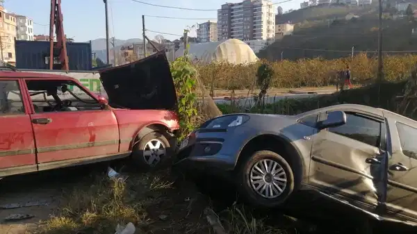 Kaldırımda yürürken dehşeti yaşadılar: Otomobilin altında kalan babaanne ve 2 torunu ağır yaralandı