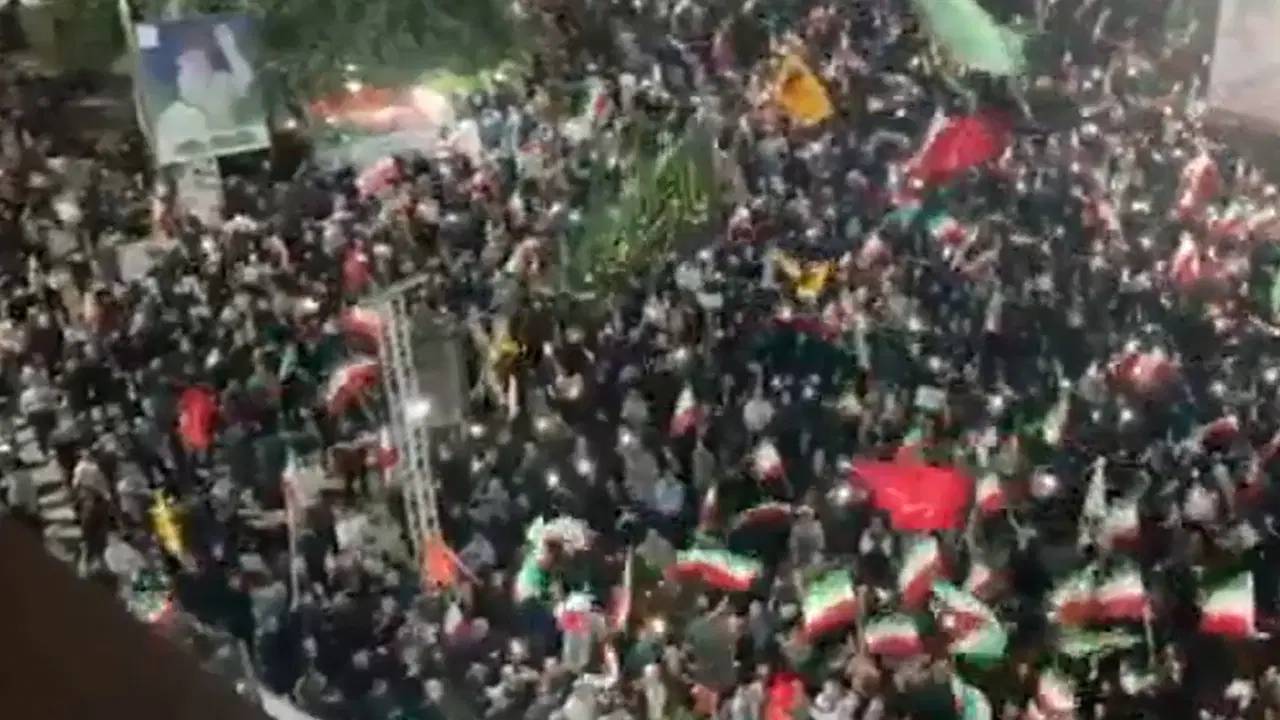 İran’da Trump’ın tehditleri sonrası protestolar: Kritik altyapı tesislerinde insanlar koruma zincirleri oluşturdu