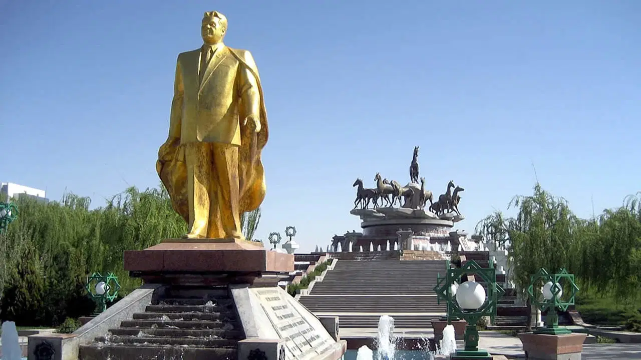 Trump resimli pasaport bir ilk değil! İşte kendi fotoğraflarını absürt şeylere ekletmiş liderler