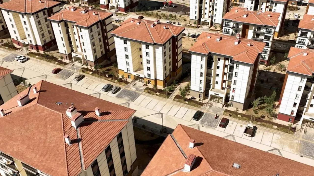 TOKİ'ye aynı aileden 2 kişi başvurabilir mi, eşinin üzerine ev olan başvuru yapabilir mi?