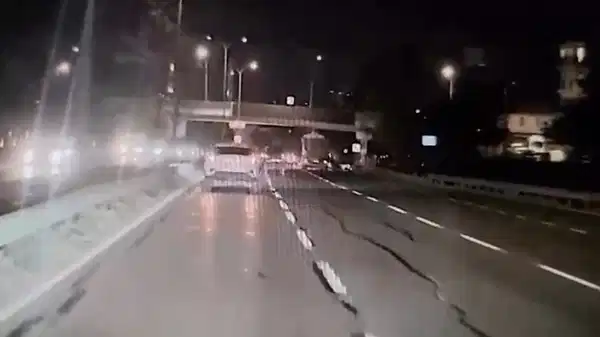 Esenyurt'ta hafriyat kamyonunun çarptığı motokurye öldü!