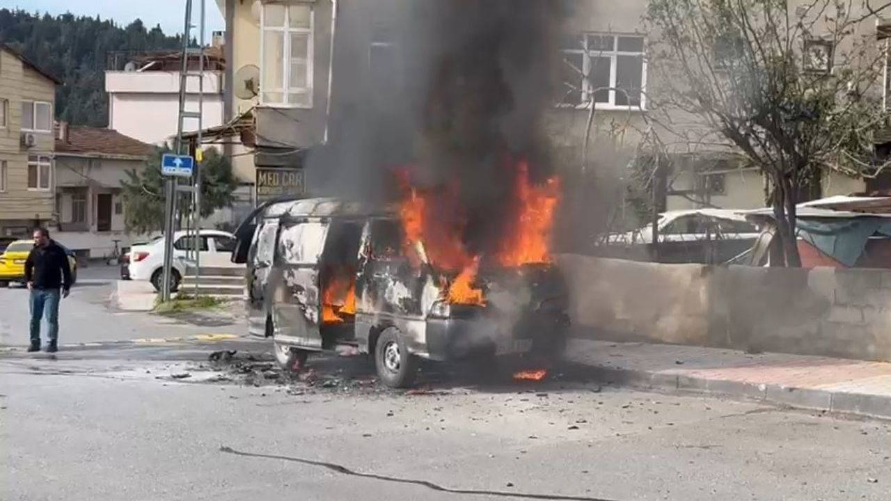 Ataşehir'de hafif ticari araç alev alev yandı