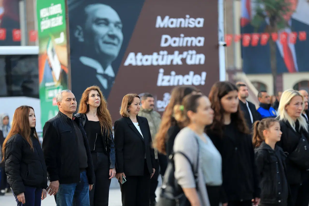81 ilde saat 9'u 5 geçe hayat durdu... Sonsuz minnet, sonsuz sevgi: Türkiye Ata'sını özlemle andı