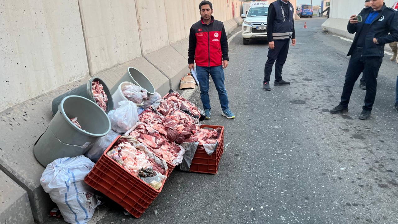 Şanlıurfa'da araçtan 1 ton bozulmuş et çıktı