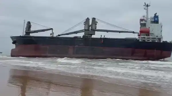 Kaptanı rahatsızlanan gemi İstanbul'da karaya oturdu!