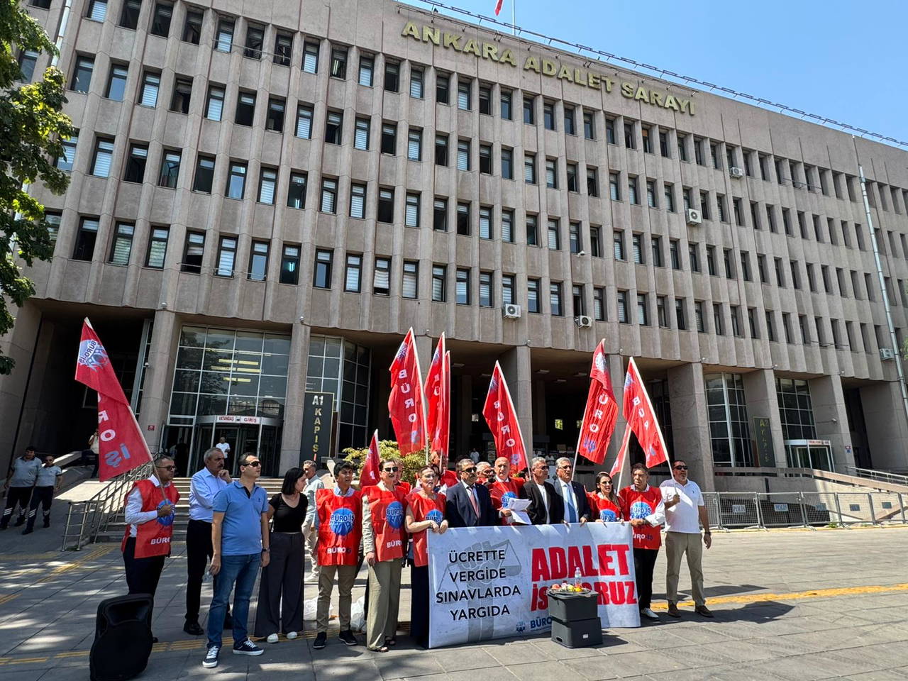 "Adalet Bakanlığının diğer çalışanları üvey evlat mıdır?" 