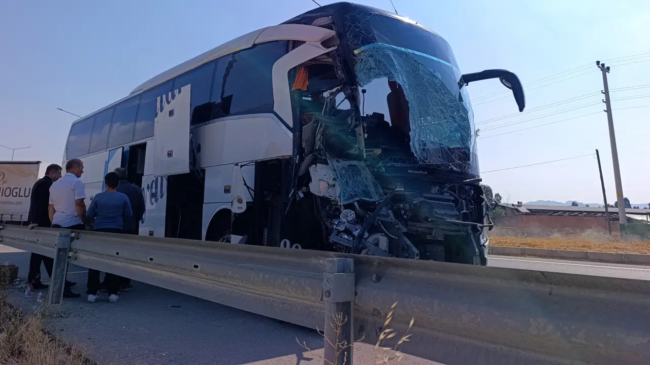 Afyonkarahisar'da yolcu otobüsü kamyonete çarptı: 1 kişi öldü, 15 kişi yaralandı
