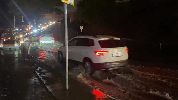 İstanbul'da sağanak yağmur bazı yolları göle döndürdü