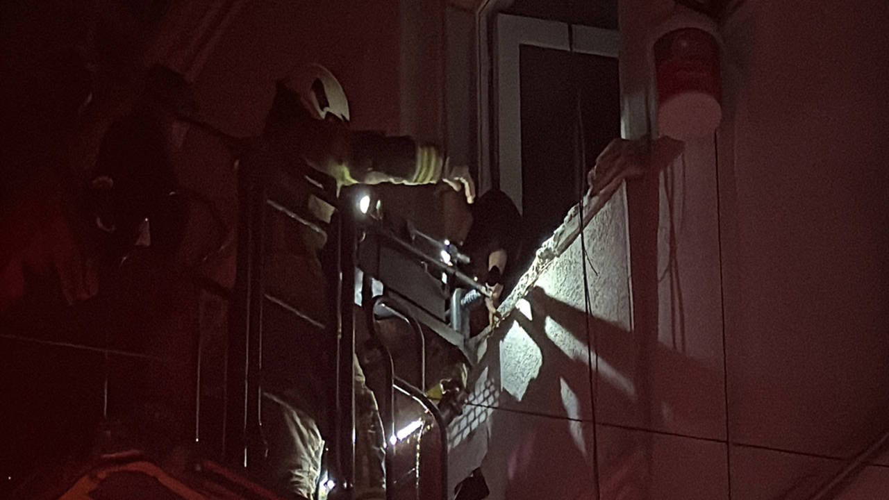 Beyoğlu’nda yangın: Mahsur kalan 4 kişi kurtarıldı