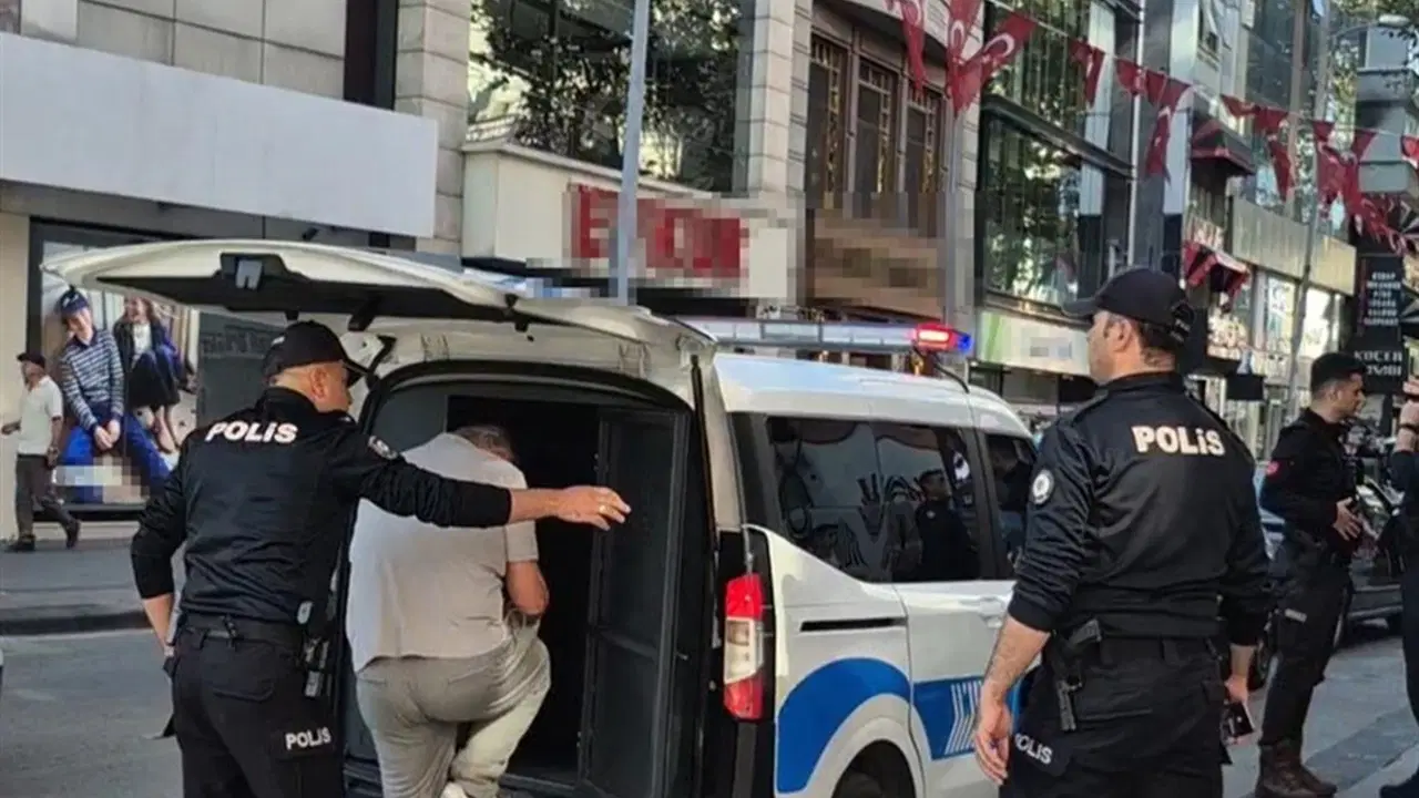 İhbar edildi, telefonundan fotoğraflar çıktı: Caddede yürüyen kadını görüntüleyen şahsa tutuklama