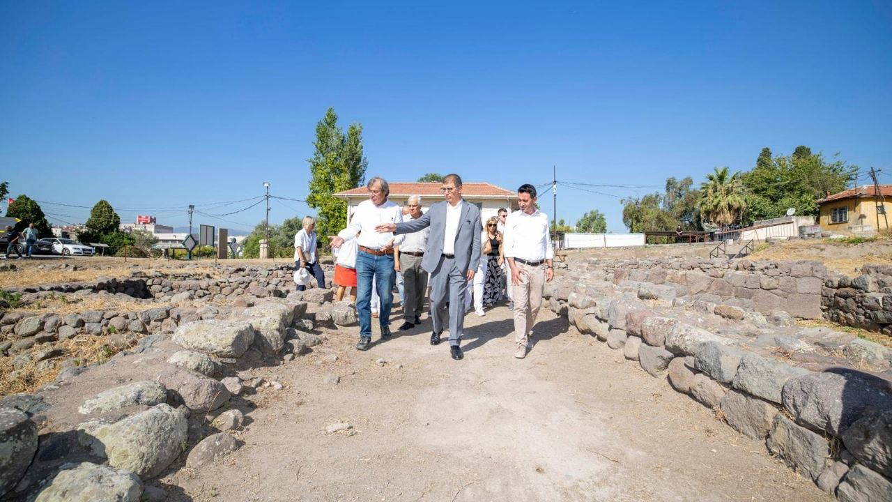Cemil Tugay Smyrna kazılarını inceledi