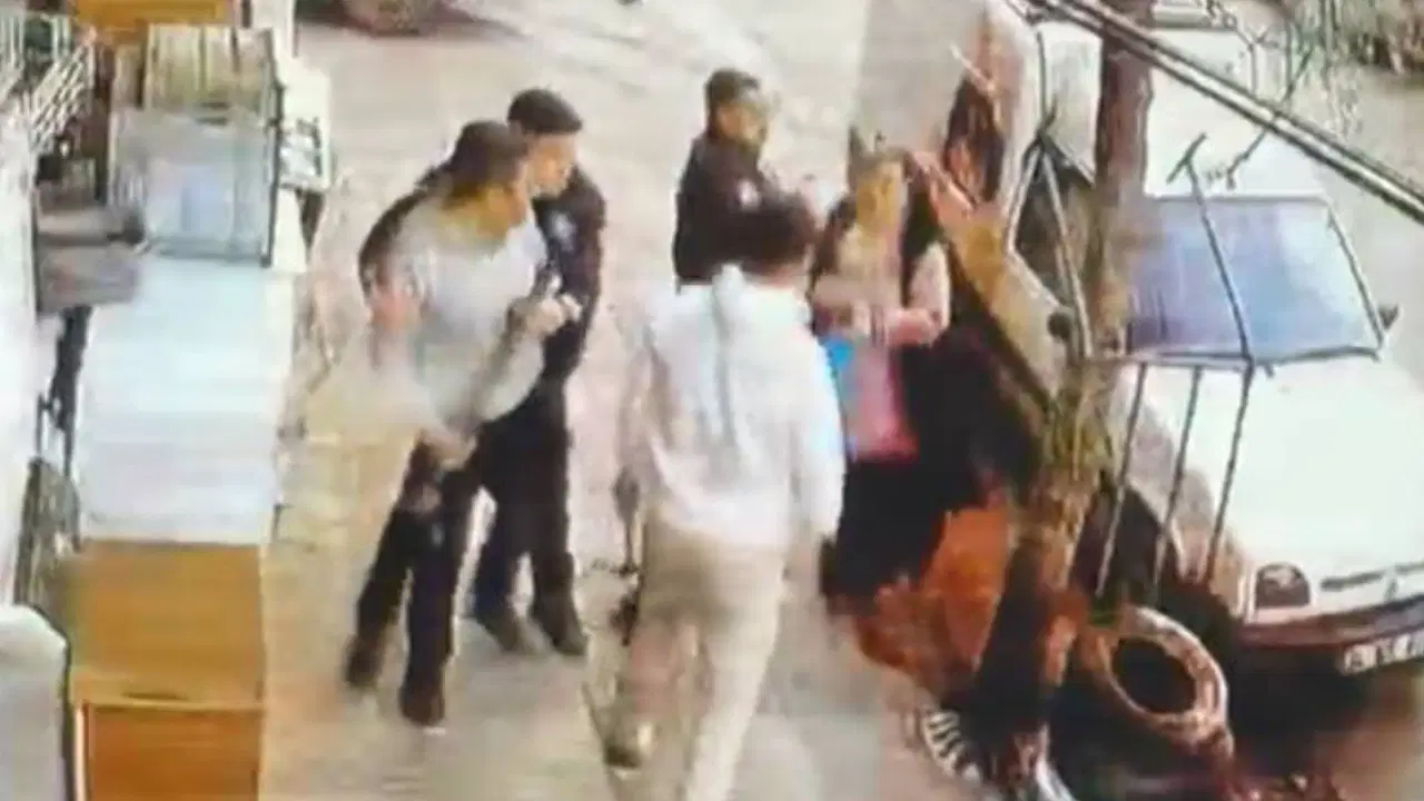 İstanbul Sultangazi'de zihinsel engelli ve annesine sopalı saldırı!