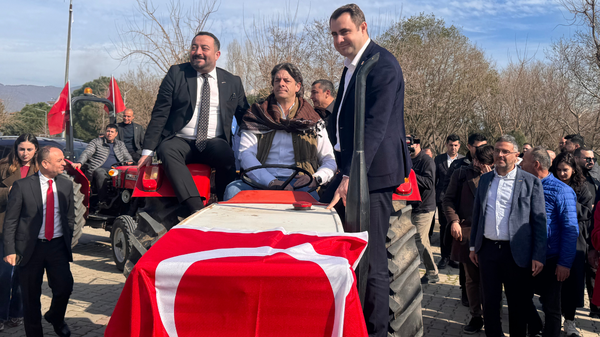 CHP'li Solakoğlu'ndan hükümete traktör üzerinde galoş tepkisi