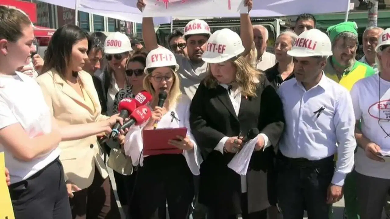 Emekliler Kadıköy'den iktidara seslendi: 'Sadaka değil hakkımızı, lütuf değil adalet istiyoruz'