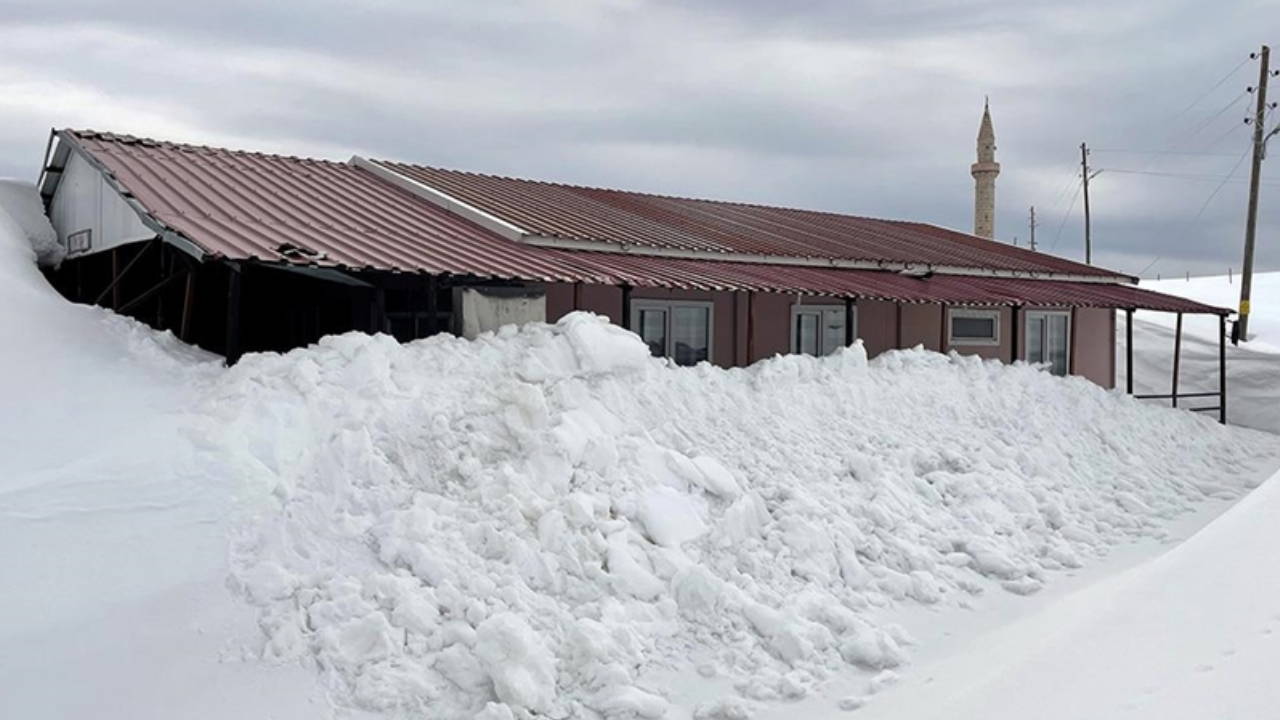 Ardahan'da yayla evleri baharda kar altında kaldı