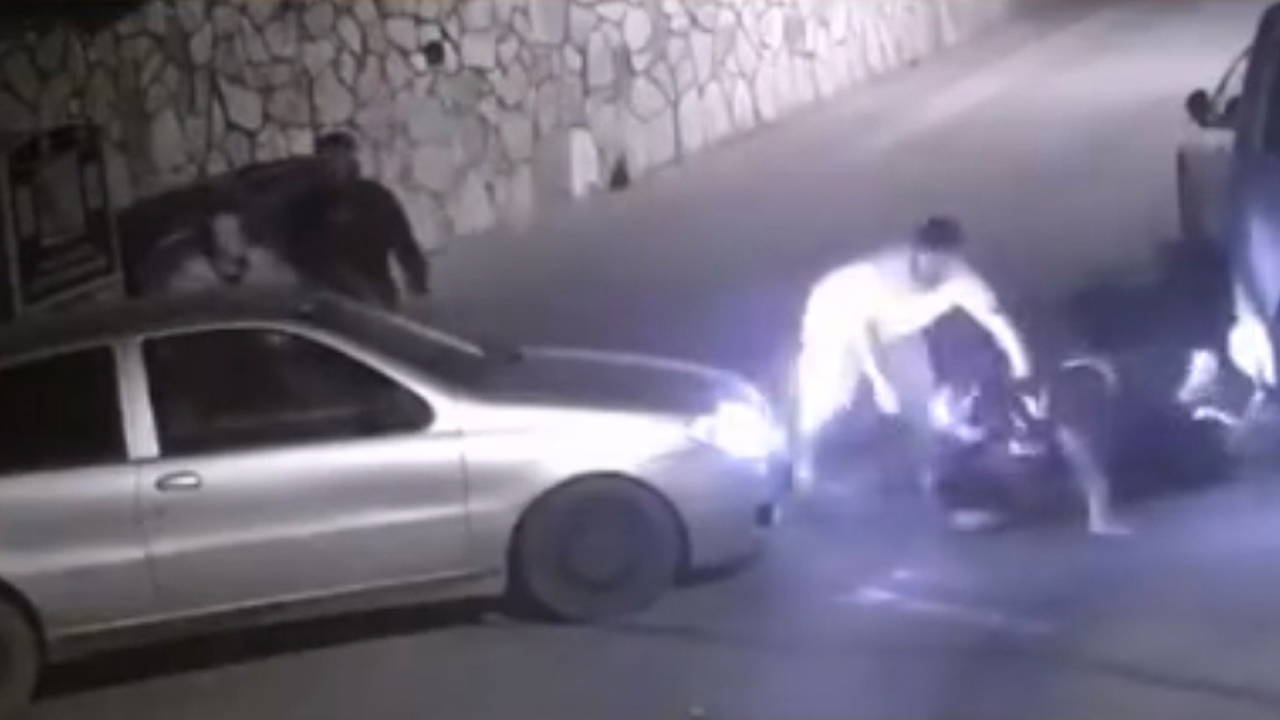 Üsküdar'da 'yol verme' tartışması! Çarptığı otomobilin sürücüsü tarafından darbedildi