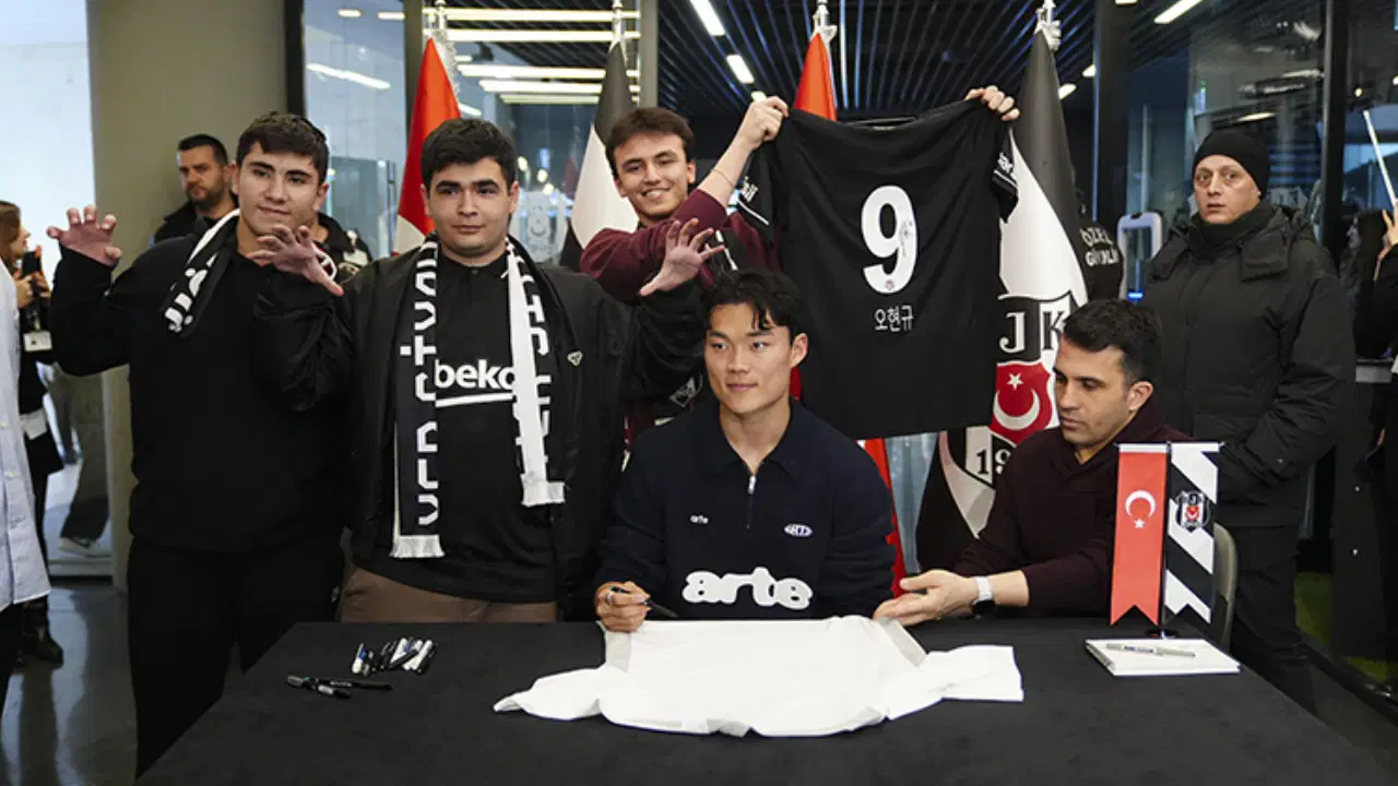 Beşiktaşlı golcü Hyeon-gyu Oh imza gününde taraftarlarla bir araya geldi!