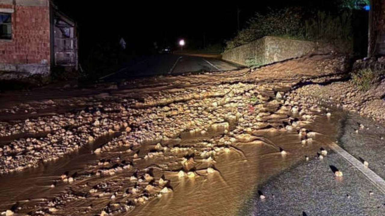 Trabzon'da sağanak hayatı olumsuz etkiledi