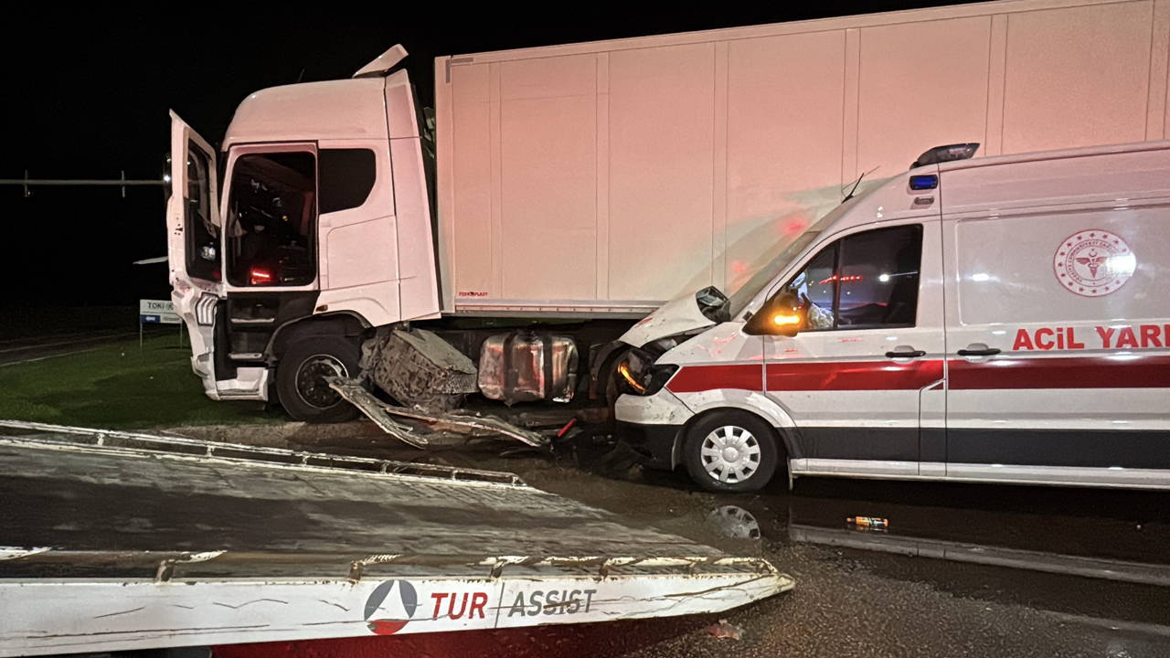 Samsun'da ambulans ile TIR çarpıştı: 6 yaralı