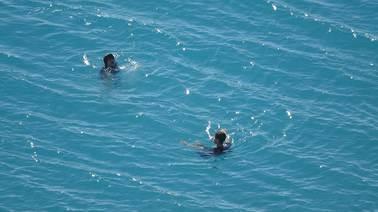 Türkiye kar tatilindeyken Antalya'da öğrenciler deniz keyfi yaptı
