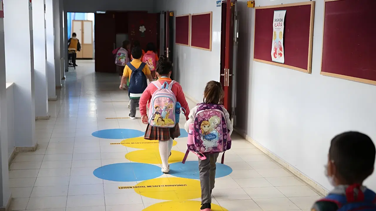 Son dakika... Milli Eğitim Bakanlığı açıkladı! Çocuğu okula başlayacak memurlara 'uyum' izni: O tarihler arasında günde 3 saat...