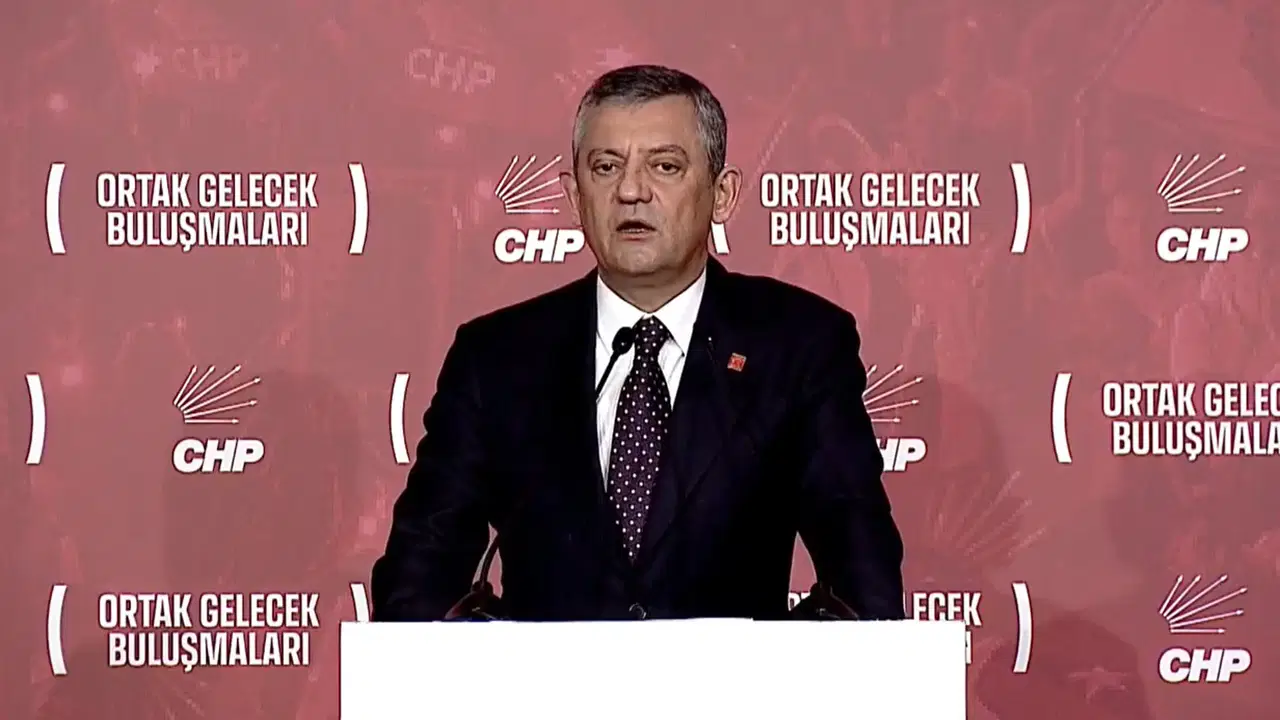 Özgür Özel'den 'süreç' mesajı: 'Cumhuriyet Halk Partisi’ne rol biçmeye çalışanları dikkatle izliyoruz'