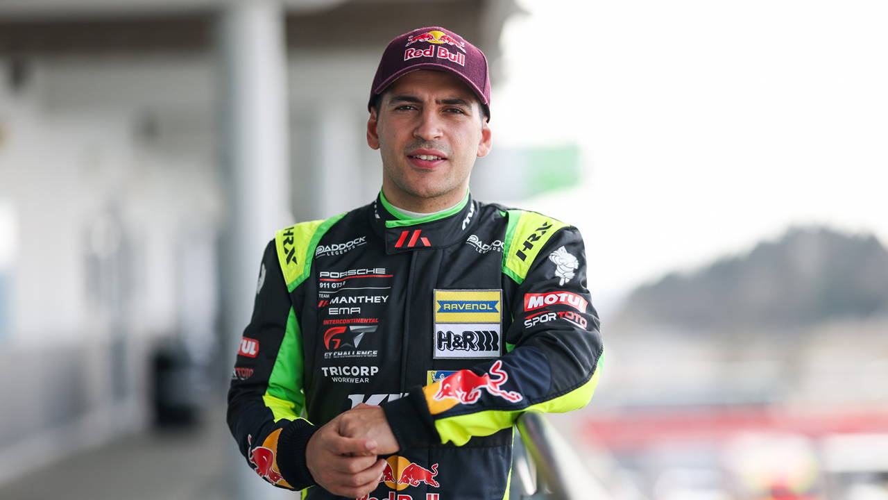 Ayhancan Güven podyum için piste çıkıyor