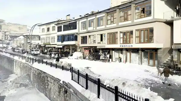 Ayşe'nin ölümü sonrası esnaf tedbir aldı: Biriken kar kütleleri temizleniyor