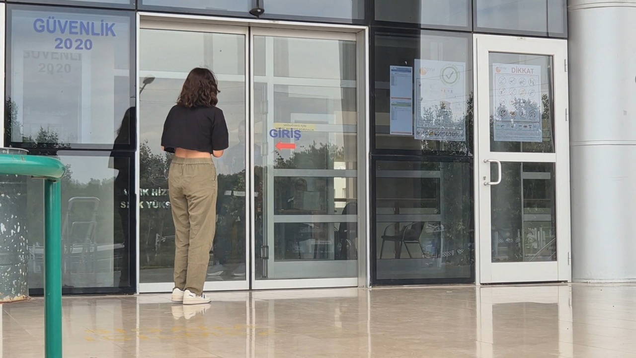 Sınava geç kalan öğrenci içeriye alınmadı: 'Taksi bulamadım, önemli değil tekrar girerim'