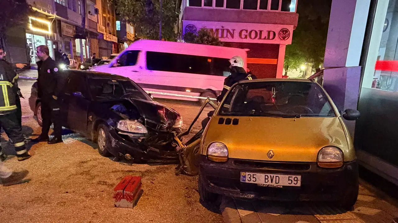 Kazanın ardından savrulan iki otomobil vitrin camına çarptı: 2 yaralı
