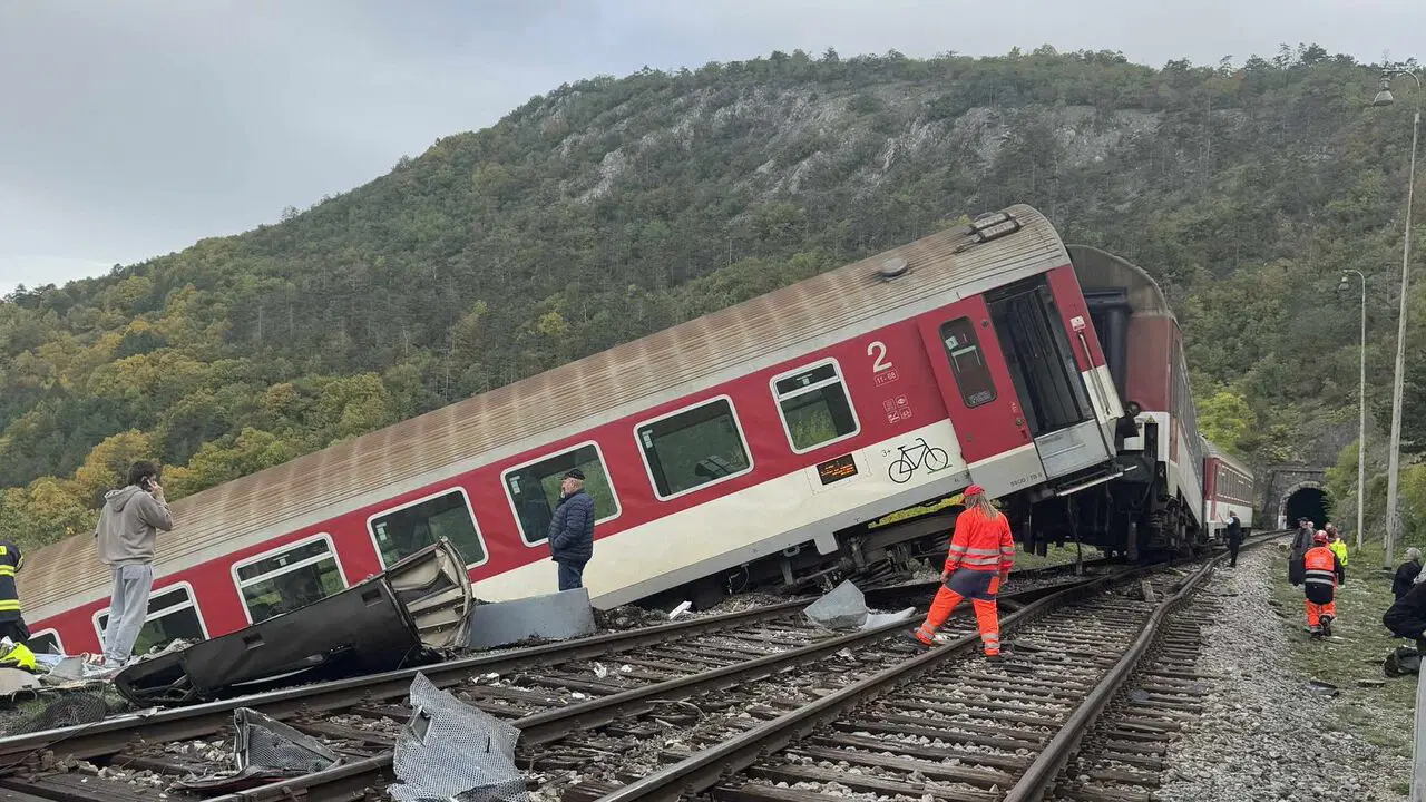 Slovakya'da iki tren çarpıştı: Çok sayıda yaralı var