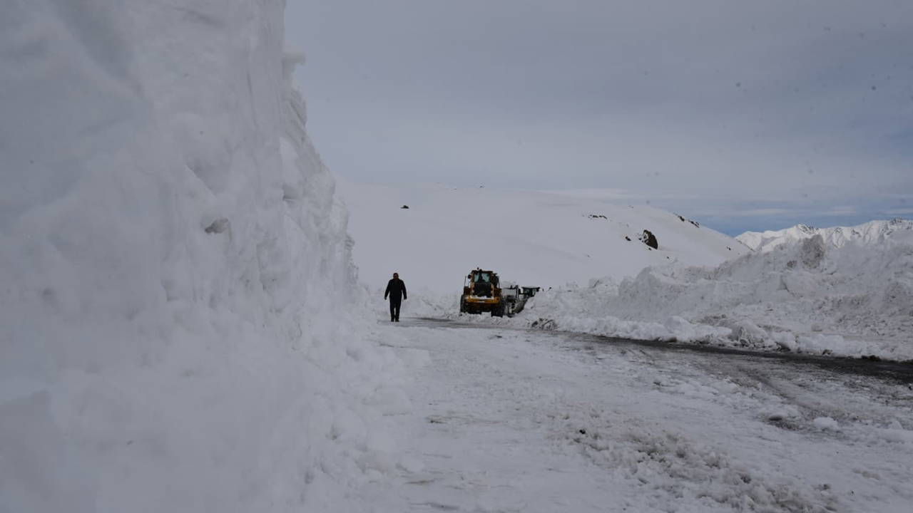 Hakkari'de 143 yerleşim yeri yolu ulaşıma açıldı