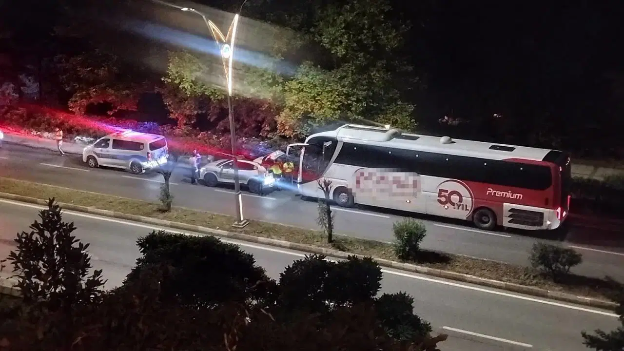 Polis aracına çarpan yolcu otobüsünün şoförü alkollü çıktı