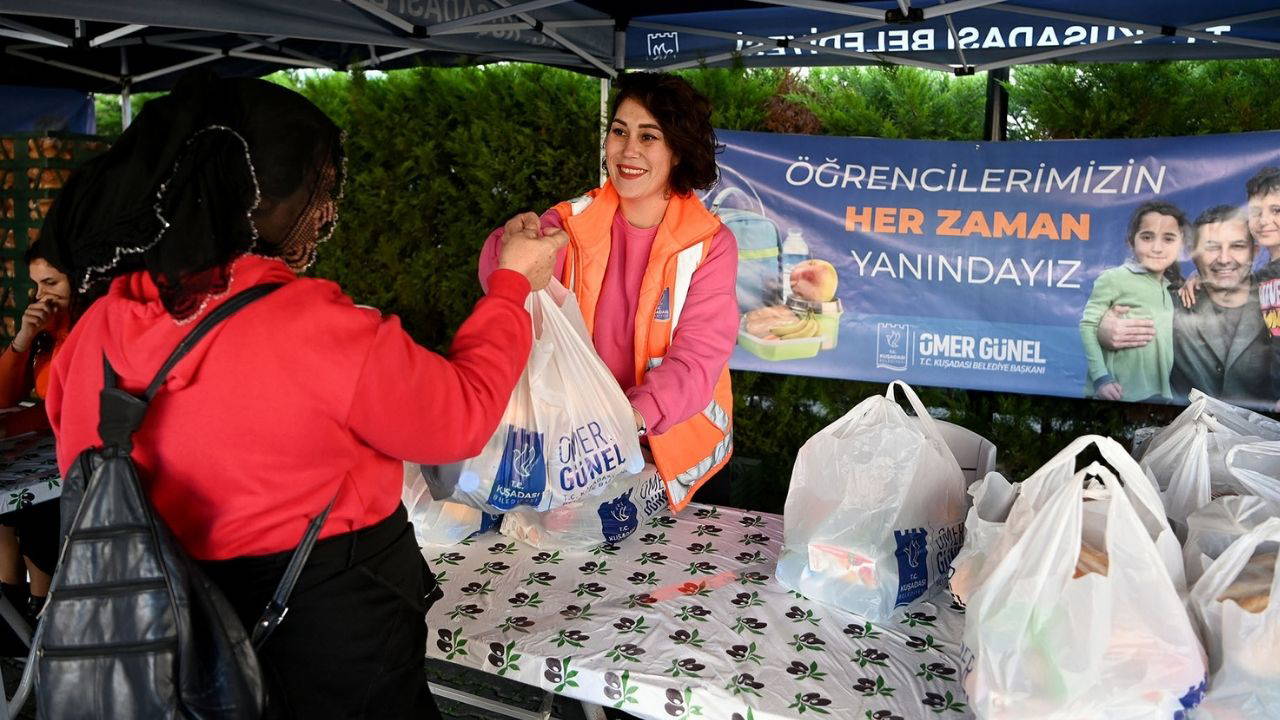 Kuşadası Belediyesi'nin beslenme desteği sürüyor