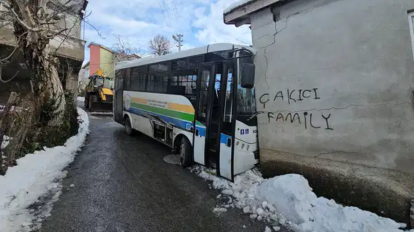 Halk otobüsü eve daldı: Büyük bir faciadan dönüldü