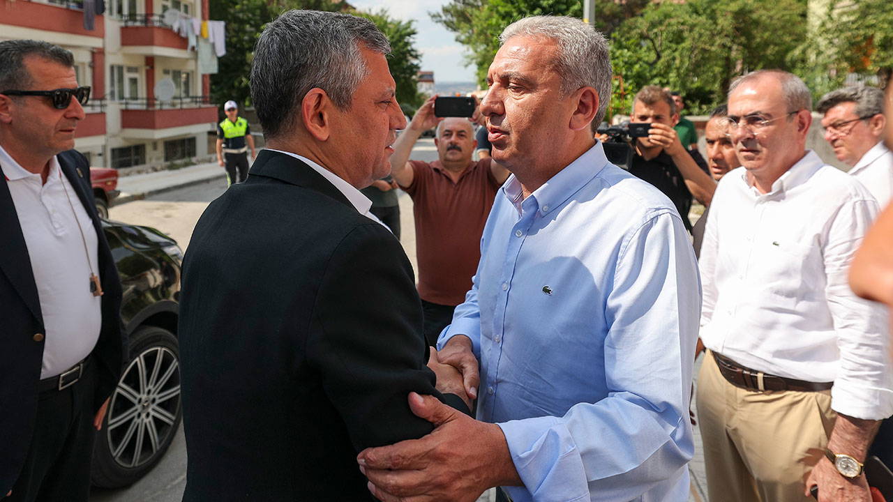 CHP lideri Özgür Özel’den Çorum’da taziye ziyareti