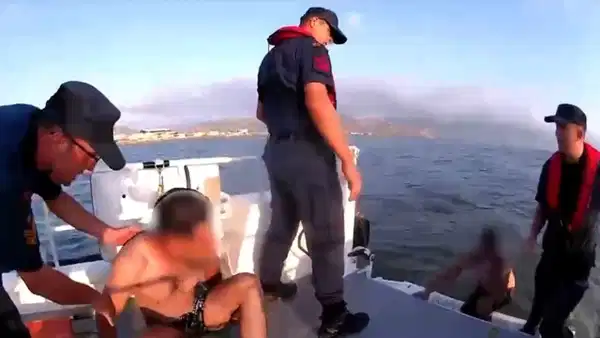 Denizde boğulma tehlikesi geçiren 2 kişiyi sahil güvenlik kurtardı