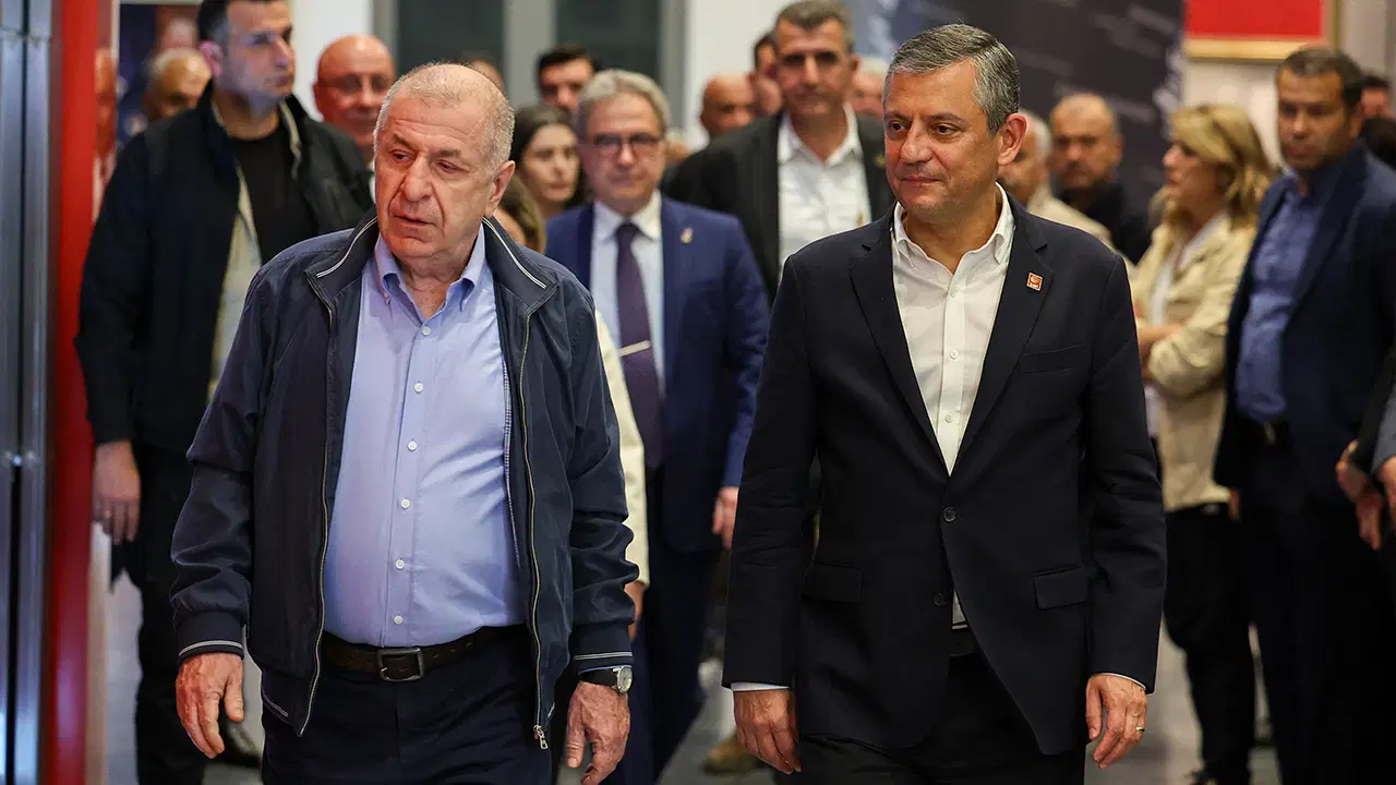 Özgür Özel'e gece yarısı ziyareti: Ümit Özdağ, CHP Genel Merkezi'nden alkışlarla ayrıldı