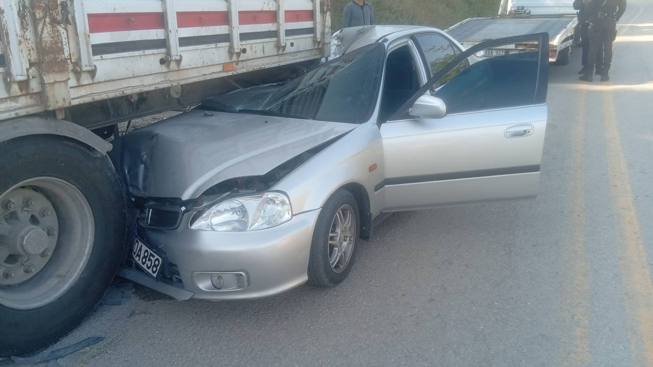 Otomobil, park halindeki TIR'a çarptı: 4 yaralı