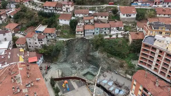 Tokat'ta faciadan dönüldü! Yol çöktü: 2 katlı ev tahliye edildi