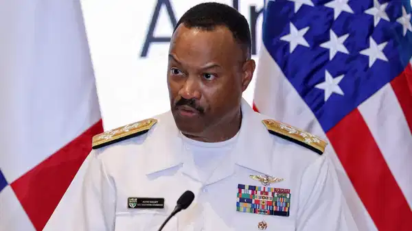 Venezuela gerilimi Pentagon'u sarstı:  Latin Amerika komutanı istifa etti