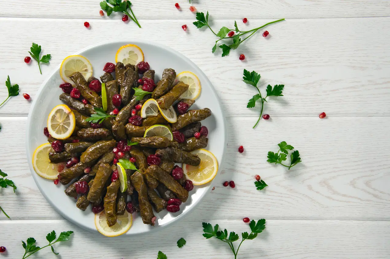 Geleneksel lezzetin ekşiyle enfes uyumu: Vişneli yaprak sarma tarifi