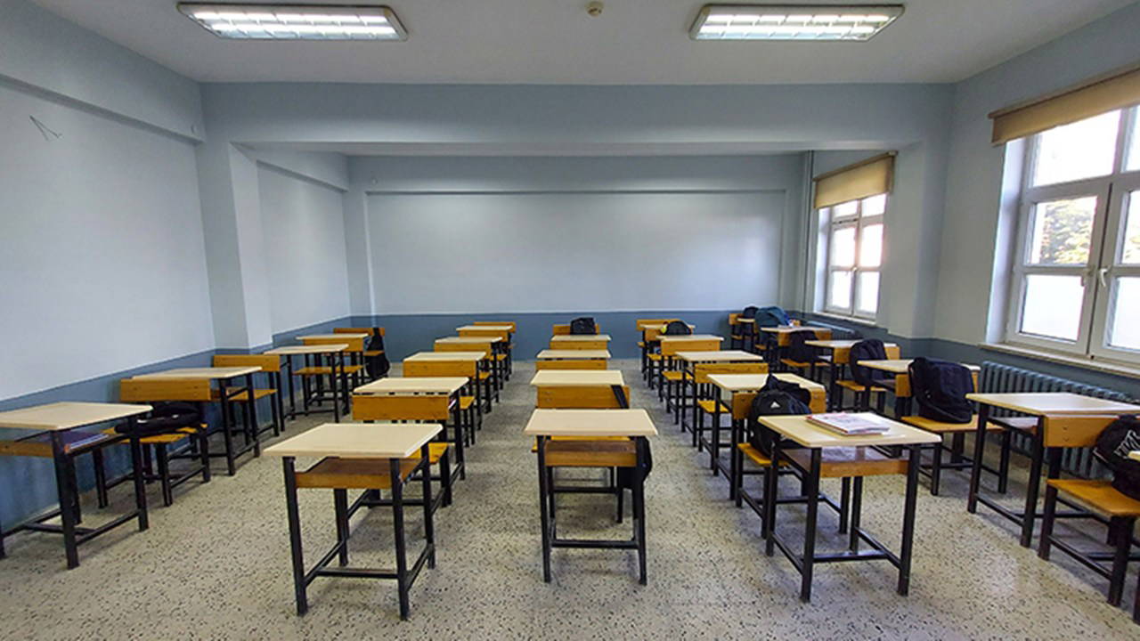 Okulda 'çıplak bekçi' skandalı