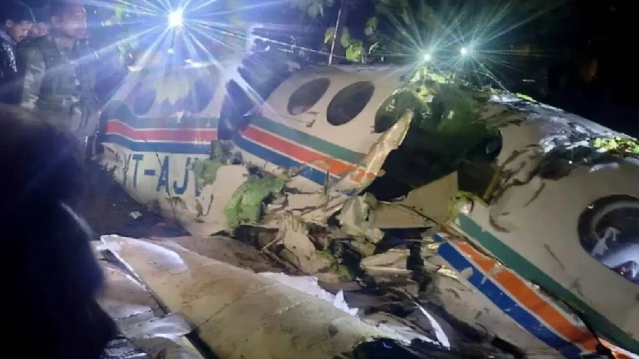 Hindistan'da ambulans uçak düştü: Can kayıpları var!