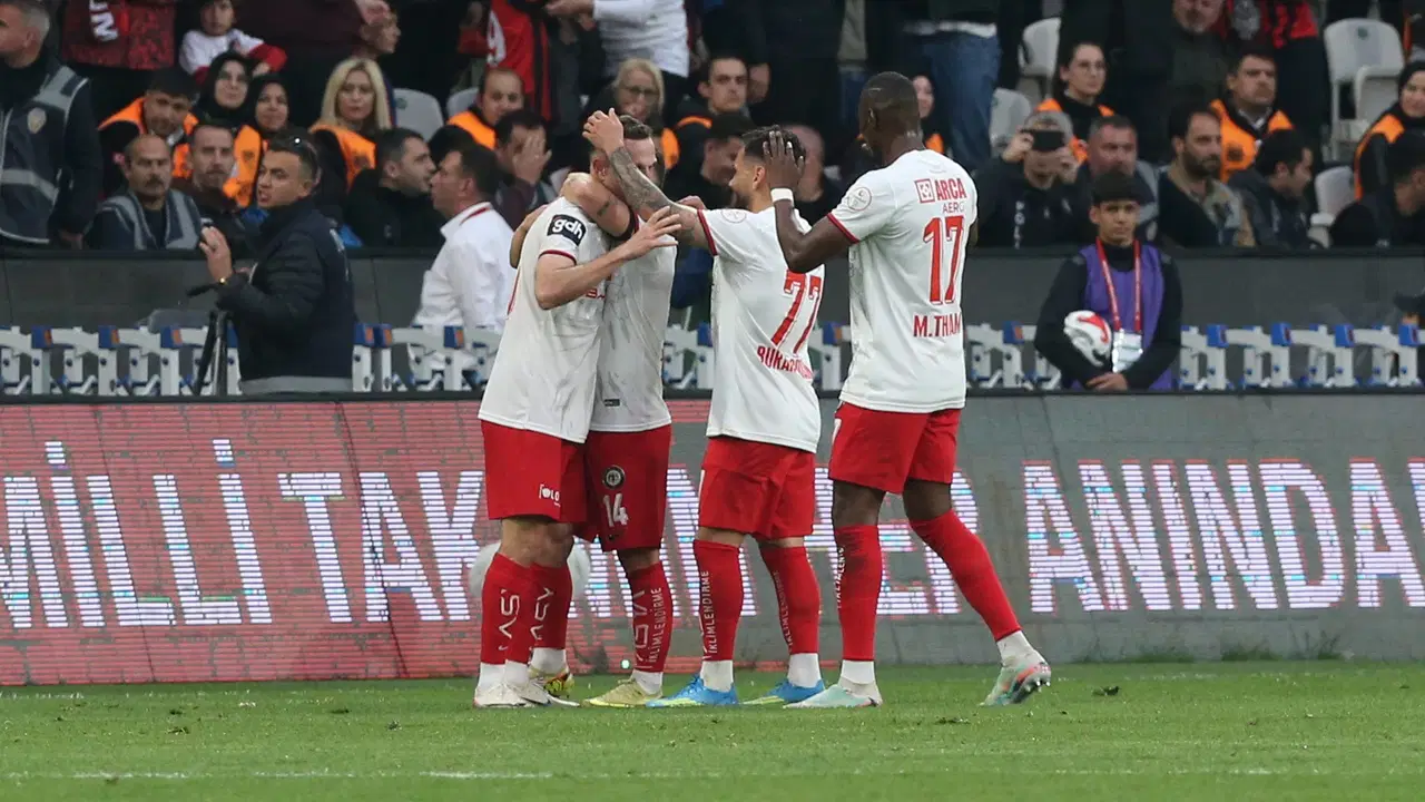 Esenler Erokspor'u 2 golle devirdi: Süper Lig'e yükselen son takım Çorum FK