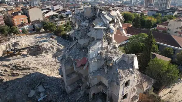 Küçükçekmece'de yıkılan bina havadan görüntülendi