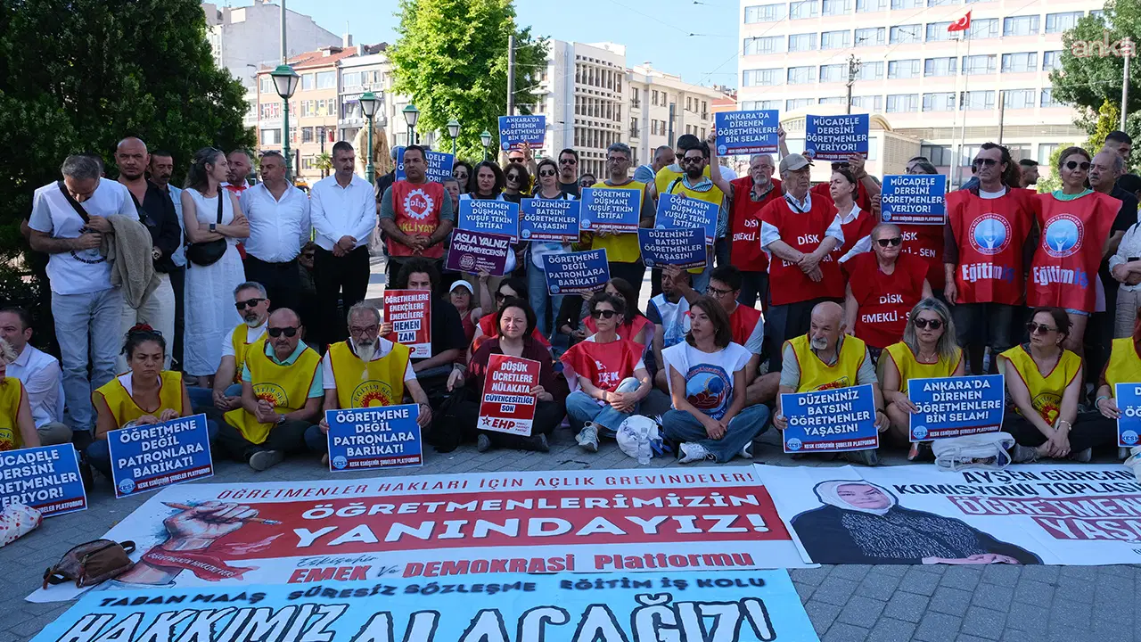 Eskişehir'de öğretmenlerden oturma eylemi: 'Kaldırılan taban maaş hakkımızı tekrar istiyoruz'