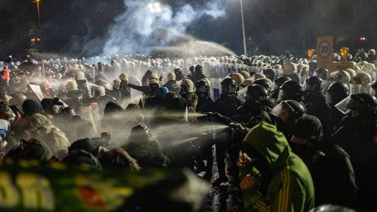 CHP'nin 100. gün mitinginde gözaltına alınan genç Cumhuriyet’e konuştu: 'Bir suç işlemedik'