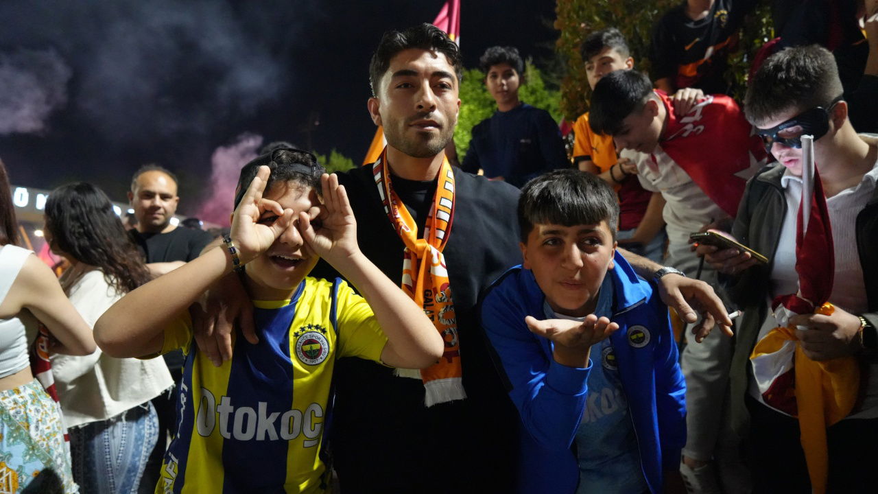 Galatasaraylılar şampiyonluğu Fenerbahçeliler ile kutladı!