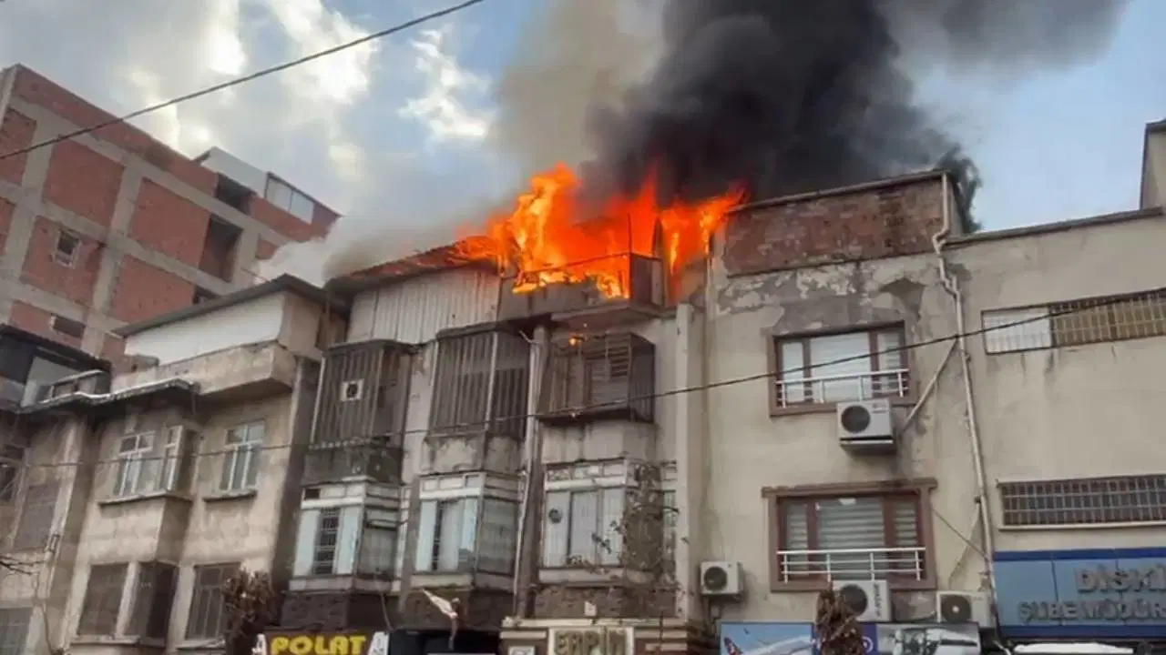Çatı katında çıkan yangında 150 güvercin öldü